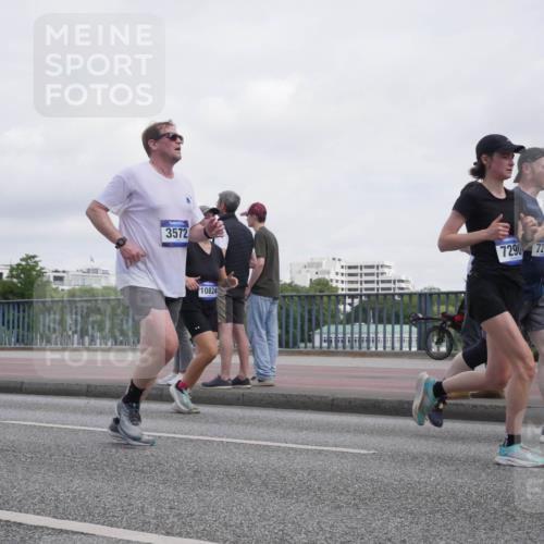 29.06.2025 - hella hamburg halbmarathon Luisa Fischer http://msf.ph/oto/8500680 29.06.2025 10:06:28 Kennedybrücke 3572, 10824, 7290, 72, 1114, 1482, 1885, 2759, 2782, 3001, 3572, 6217, 7210, 7211, 7290, 8614, 9453, 9554, 10824 meine-sportfotos.de