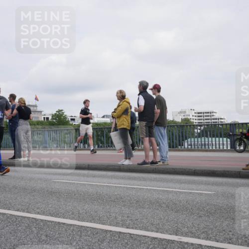 29.06.2025 - hella hamburg halbmarathon Luisa Fischer http://msf.ph/oto/8500718 29.06.2025 10:06:32 Kennedybrücke 8614, 1114, 1885, 2594, 2759, 3001, 4511, 6217, 7935, 8614, 9453, 9554 meine-sportfotos.de