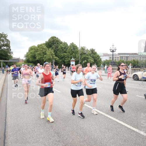 29.06.2025 - hella hamburg halbmarathon Jannik Wohlers http://msf.ph/oto/8500721 29.06.2025 10:57:25 Lombardsbrücke 1123, 1242, 1248, 1265, 2015, 2451, 2567, 2900, 3191, 3644, 3954, 4059, 4521, 4830, 5632, 6337, 6916, 7172, 7193, 7556, 8159, 8474, 8708, 8713, 8773, 9059, 9233, 9318, 9394, 9398, 9436, 9607, 9613, 9840, 10070, 10352, 10380, 10461, 10513, 10551, 10578, 10629, 10630, 10912, 11013, 11026, 11193, 11266, 11267, 11377, 13176, 13352, 13882, 14256, 14290, 14453, 14507, 15552, 15800, 15956, 16082 meine-sportfotos.de