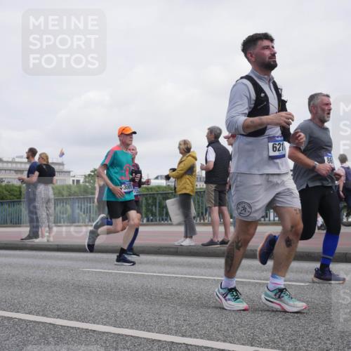 29.06.2025 - hella hamburg halbmarathon Luisa Fischer http://msf.ph/oto/8500736 29.06.2025 10:06:34 Kennedybrücke 3001, 722, 621, 86, 1114, 1885, 2594, 2759, 3001, 4511, 6217, 6391, 7935, 8614, 9453 meine-sportfotos.de