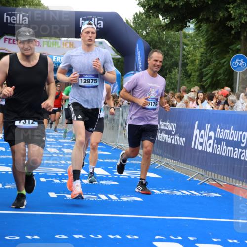 29.06.2025 - hella hamburg halbmarathon Strokosch-Dieckow http://msf.ph/oto/8500738 29.06.2025 10:53:14 Ziel 1683, 2074, 2111, 2354, 4065, 7312, 7383, 8273, 8361, 9142, 11844, 12490, 12875, 15179, 15681, 15838, 16929, 16986, 18134, 18901 meine-sportfotos.de