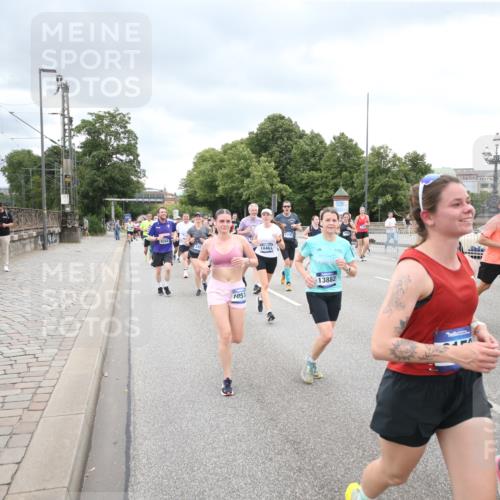 29.06.2025 - hella hamburg halbmarathon Jannik Wohlers http://msf.ph/oto/8500744 29.06.2025 10:57:26 Lombardsbrücke 1123, 1242, 1248, 1265, 2015, 2451, 2567, 2900, 3191, 3644, 3954, 4059, 4521, 4830, 5632, 6316, 6337, 6916, 7172, 7193, 7556, 8159, 8474, 8713, 8773, 9059, 9233, 9318, 9394, 9398, 9436, 9607, 9613, 9840, 10070, 10352, 10380, 10461, 10513, 10551, 10560, 10578, 10629, 10630, 10912, 11013, 11026, 11193, 11263, 11266, 11267, 11353, 11377, 13176, 13352, 13364, 13804, 13882, 14290, 14453, 14507, 15510, 15552, 15800, 15956, 16082 meine-sportfotos.de