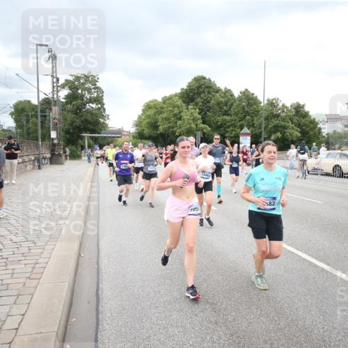 29.06.2025 - hella hamburg halbmarathon Jannik Wohlers http://msf.ph/oto/8500757 29.06.2025 10:57:26 Lombardsbrücke 1123, 1242, 1248, 1265, 2015, 2451, 2567, 2900, 3191, 3644, 3954, 4059, 4521, 4830, 5632, 6316, 6337, 6916, 7172, 7193, 7556, 8159, 8474, 8713, 8773, 9059, 9233, 9318, 9394, 9398, 9436, 9607, 9613, 9840, 10070, 10352, 10380, 10461, 10513, 10551, 10560, 10578, 10629, 10630, 10912, 11013, 11026, 11193, 11263, 11266, 11267, 11353, 11377, 13176, 13352, 13364, 13804, 13882, 14290, 14453, 14507, 15510, 15552, 15800, 15956, 16082 meine-sportfotos.de