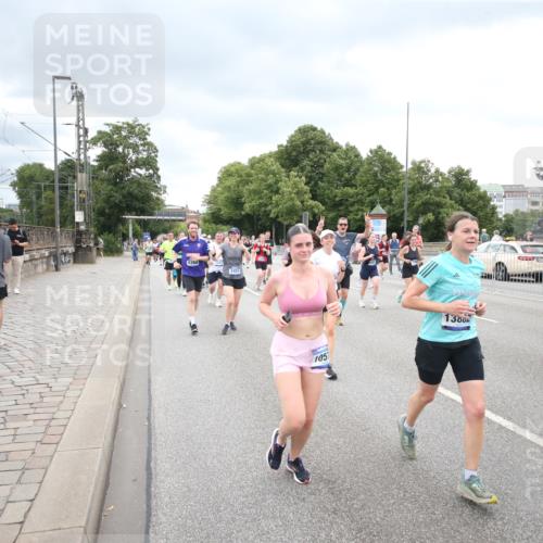 29.06.2025 - hella hamburg halbmarathon Jannik Wohlers http://msf.ph/oto/8500766 29.06.2025 10:57:26 Lombardsbrücke 1123, 1242, 1248, 1265, 2015, 2451, 2567, 2900, 3191, 3644, 3954, 4059, 4521, 4830, 5632, 6316, 6337, 6916, 7172, 7193, 7556, 8159, 8474, 8713, 8773, 9059, 9233, 9318, 9394, 9398, 9436, 9607, 9613, 9840, 10070, 10352, 10380, 10461, 10513, 10551, 10560, 10578, 10629, 10630, 10912, 11013, 11026, 11193, 11263, 11266, 11267, 11353, 11377, 13176, 13352, 13364, 13804, 13882, 14290, 14453, 14507, 15510, 15552, 15800, 15956, 16082 meine-sportfotos.de