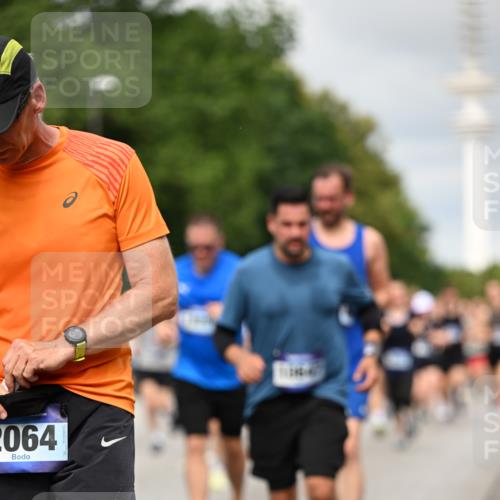 29.06.2025 - hella hamburg halbmarathon Dr. Thomas Lammeyer http://msf.ph/oto/8500770 29.06.2025 10:24:46 Kennedybrücke 1011, 1046, 1069, 1154, 1471, 1474, 1534, 2053, 2064, 2101, 2834, 3733, 3842, 4154, 4166, 4288, 4422, 4754, 4869, 5181, 5811, 5812, 5831, 5937, 6608, 6844, 6951, 7101, 7131, 8025, 8113, 8588, 8738, 8940, 9005, 9011, 9236, 9873, 9981, 10039, 10041, 10595, 10613, 10647, 10754, 11100 meine-sportfotos.de