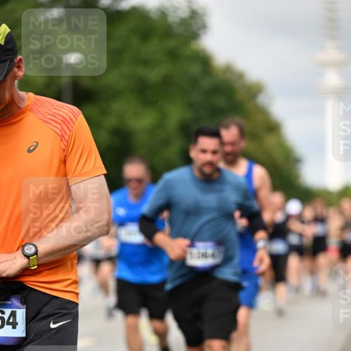 29.06.2025 - hella hamburg halbmarathon Dr. Thomas Lammeyer http://msf.ph/oto/8500777 29.06.2025 10:24:46 Kennedybrücke 1011, 1046, 1069, 1154, 1471, 1474, 1534, 2053, 2064, 2101, 2834, 3733, 3842, 4154, 4166, 4288, 4422, 4754, 4869, 5181, 5811, 5812, 5831, 5937, 6608, 6844, 6951, 7101, 7131, 8025, 8113, 8588, 8738, 8940, 9005, 9011, 9236, 9873, 9981, 10039, 10041, 10595, 10613, 10647, 10754, 11100 meine-sportfotos.de