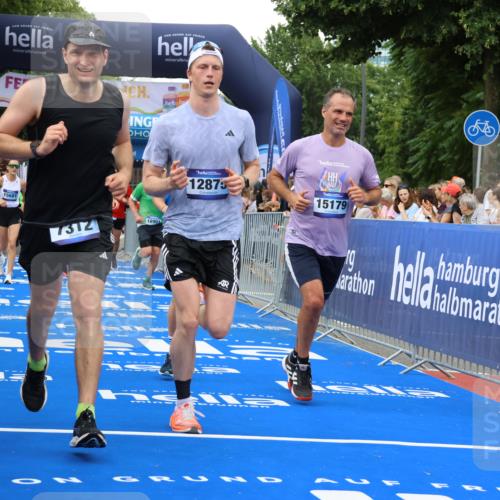 29.06.2025 - hella hamburg halbmarathon Strokosch-Dieckow http://msf.ph/oto/8500778 29.06.2025 10:53:15 Ziel 1683, 1727, 2074, 2111, 2354, 4065, 7312, 7383, 8273, 8361, 8651, 9142, 11844, 12490, 12875, 15179, 15681, 15838, 16929, 16986, 18134, 18901 meine-sportfotos.de