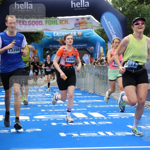 29.06.2025 - hella hamburg halbmarathon Strokosch-Dieckow http://msf.ph/oto/8500784 29.06.2025 10:42:51 Ziel 4823, 5011, 5477, 7035, 7105, 13398, 13725, 14447, 14560, 14813, 14849, 15297, 15301, 15851, 18559, 18659 meine-sportfotos.de