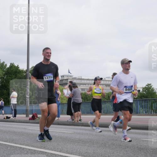 29.06.2025 - hella hamburg halbmarathon Luisa Fischer http://msf.ph/oto/8500818 29.06.2025 10:06:56 Kennedybrücke 17955, 13793, 2683, 8469, 1450, 2683, 4095, 5058, 5613, 8421, 8422, 8423, 8469, 8484, 9899, 10389 meine-sportfotos.de