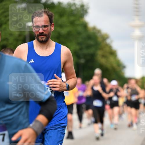 29.06.2025 - hella hamburg halbmarathon Dr. Thomas Lammeyer http://msf.ph/oto/8500847 29.06.2025 10:24:48 Kennedybrücke 1011, 1046, 1069, 1154, 1471, 1474, 1534, 2053, 2064, 2101, 2834, 3733, 3842, 4154, 4166, 4288, 4422, 4754, 4869, 5181, 5811, 5812, 5831, 5937, 6608, 6844, 6951, 7101, 7131, 8025, 8113, 8146, 8588, 8738, 8940, 9005, 9011, 9236, 9873, 9981, 10039, 10041, 10595, 10613, 10647, 10754, 11100 meine-sportfotos.de