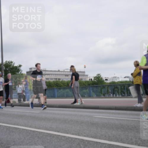 29.06.2025 - hella hamburg halbmarathon Luisa Fischer http://msf.ph/oto/8500856 29.06.2025 10:07:00 Kennedybrücke 1450, 2277, 2683, 4095, 5058, 6142, 8177, 8421, 8422, 8423, 8484, 9899 meine-sportfotos.de