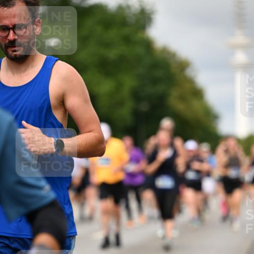 29.06.2025 - hella hamburg halbmarathon Dr. Thomas Lammeyer http://msf.ph/oto/8500860 29.06.2025 10:24:48 Kennedybrücke 1011, 1046, 1069, 1154, 1471, 1474, 1534, 2053, 2064, 2101, 2834, 3733, 3842, 4154, 4166, 4288, 4422, 4754, 4869, 5181, 5811, 5812, 5831, 5937, 6608, 6844, 6951, 7101, 7131, 8025, 8113, 8146, 8588, 8738, 8940, 9005, 9011, 9236, 9873, 9981, 10039, 10041, 10595, 10613, 10647, 10754, 11100 meine-sportfotos.de