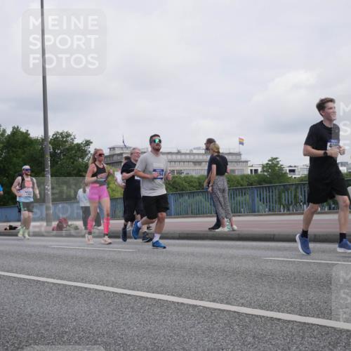 29.06.2025 - hella hamburg halbmarathon Luisa Fischer http://msf.ph/oto/8500866 29.06.2025 10:07:01 Kennedybrücke 1358, 8423, 121, 8422, 84, 400, 1450, 2277, 4095, 5058, 6142, 8177, 8421, 8422, 8423, 8484, 9899 meine-sportfotos.de