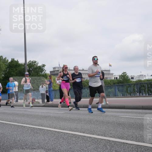 29.06.2025 - hella hamburg halbmarathon Luisa Fischer http://msf.ph/oto/8500868 29.06.2025 10:07:02 Kennedybrücke 1358, 6142, 8421, 8423, 8422, 9899, 1450, 8484, 1450, 2277, 4095, 4951, 5058, 6142, 7485, 8177, 8421, 8422, 8423, 8484, 9526, 9899 meine-sportfotos.de