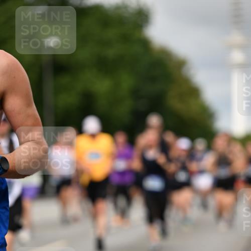 29.06.2025 - hella hamburg halbmarathon Dr. Thomas Lammeyer http://msf.ph/oto/8500869 29.06.2025 10:24:49 Kennedybrücke 1011, 1046, 1069, 1154, 1471, 1474, 1534, 2053, 2064, 2101, 2834, 3733, 3842, 4154, 4166, 4288, 4422, 4754, 4869, 5181, 5811, 5812, 5831, 6608, 6844, 6951, 7101, 7131, 8025, 8113, 8146, 8738, 8940, 9005, 9011, 9236, 9873, 9981, 10039, 10041, 10585, 10595, 10613, 10647, 10754, 11100 meine-sportfotos.de