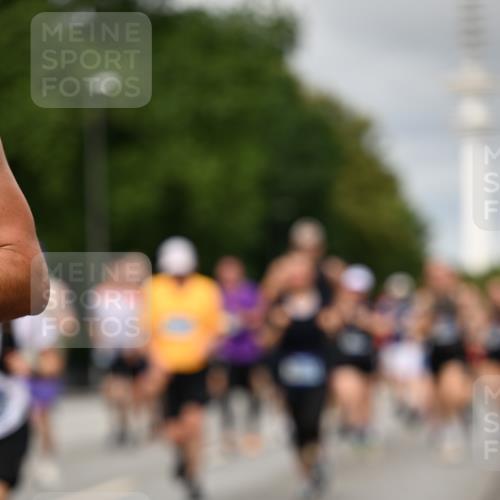 29.06.2025 - hella hamburg halbmarathon Dr. Thomas Lammeyer http://msf.ph/oto/8500876 29.06.2025 10:24:49 Kennedybrücke 1011, 1046, 1069, 1154, 1471, 1474, 1534, 2053, 2064, 2101, 2834, 3733, 3842, 4154, 4166, 4288, 4422, 4754, 4869, 5181, 5811, 5812, 5831, 6608, 6844, 6951, 7101, 7131, 8025, 8113, 8146, 8738, 8940, 9005, 9011, 9236, 9873, 9981, 10039, 10041, 10585, 10595, 10613, 10647, 10754, 11100 meine-sportfotos.de