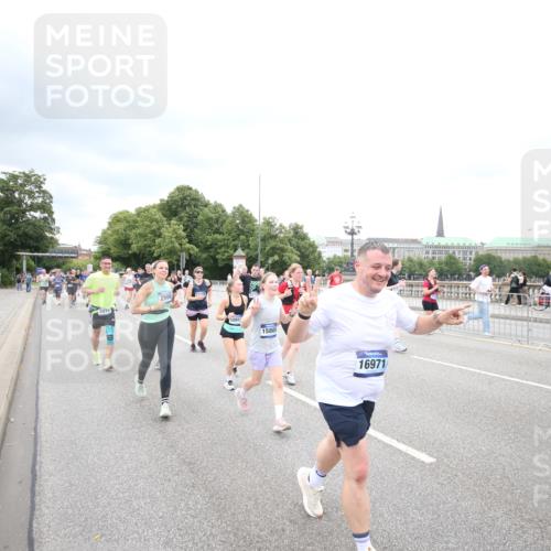 29.06.2025 - hella hamburg halbmarathon Jannik Wohlers http://msf.ph/oto/8500903 29.06.2025 10:57:30 Lombardsbrücke 1388, 2015, 2451, 2567, 2900, 3644, 3936, 4059, 4429, 5676, 6316, 6337, 6916, 7193, 7556, 7977, 7990, 8159, 8474, 8713, 8773, 9059, 9180, 9394, 9398, 9436, 9481, 9613, 9832, 9840, 10070, 10352, 10380, 10461, 10513, 10551, 10560, 10578, 10629, 10630, 10737, 10912, 11013, 11026, 11193, 11263, 11266, 11267, 11353, 11377, 11392, 11732, 12122, 13176, 13352, 13358, 13364, 13553, 13804, 13882, 14290, 14453, 14507, 14685, 15510, 15552, 15800, 15956, 16082 meine-sportfotos.de