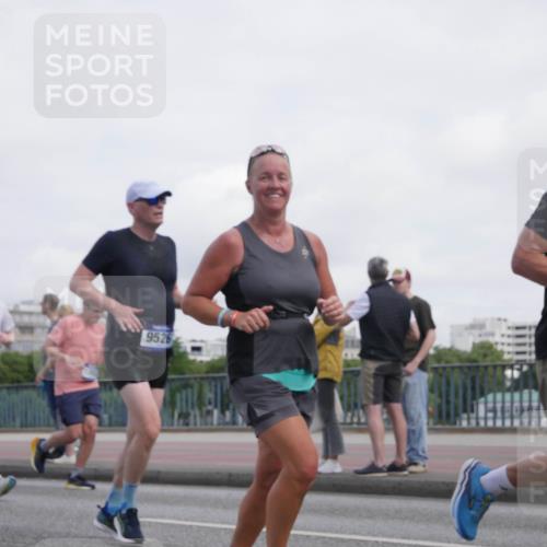 29.06.2025 - hella hamburg halbmarathon Luisa Fischer http://msf.ph/oto/8500935 29.06.2025 10:07:12 Kennedybrücke 9526, 1233, 1032, 1161, 1355, 2277, 2979, 4488, 4951, 5363, 7485, 9526 meine-sportfotos.de
