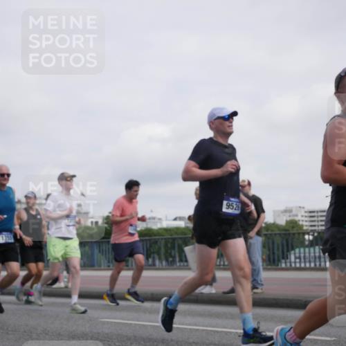 29.06.2025 - hella hamburg halbmarathon Luisa Fischer http://msf.ph/oto/8500938 29.06.2025 10:07:13 Kennedybrücke 1358, 9526, 1032, 1161, 1355, 2979, 3488, 4488, 4951, 5363, 7485, 9526 meine-sportfotos.de