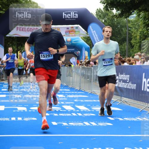 29.06.2025 - hella hamburg halbmarathon Strokosch-Dieckow http://msf.ph/oto/8500942 29.06.2025 10:42:48 Ziel 5011, 5477, 7105, 9371, 9534, 13398, 13725, 14447, 14560, 14813, 14849, 15297, 15301, 15851, 18559, 18659 meine-sportfotos.de