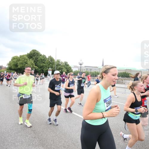 29.06.2025 - hella hamburg halbmarathon Jannik Wohlers http://msf.ph/oto/8500944 29.06.2025 10:57:32 Lombardsbrücke 1388, 2015, 2451, 2567, 2900, 3644, 3936, 4059, 4429, 5676, 6316, 6337, 7193, 7556, 7977, 7990, 8159, 8474, 8713, 8773, 9180, 9319, 9394, 9398, 9436, 9481, 9613, 9832, 9840, 10070, 10352, 10380, 10461, 10513, 10551, 10560, 10578, 10629, 10630, 10635, 10737, 10912, 11013, 11026, 11193, 11263, 11266, 11267, 11353, 11377, 11392, 11732, 12122, 13176, 13352, 13358, 13364, 13553, 13804, 13882, 14290, 14453, 14507, 14685, 15510, 15552, 15800, 15956, 16082, 16349 meine-sportfotos.de
