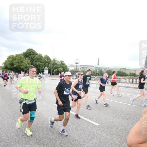 29.06.2025 - hella hamburg halbmarathon Jannik Wohlers http://msf.ph/oto/8500950 29.06.2025 10:57:32 Lombardsbrücke 1388, 2015, 2451, 2567, 2900, 3644, 3936, 4059, 4429, 5676, 6316, 6337, 7193, 7556, 7977, 7990, 8159, 8474, 8713, 8773, 9180, 9319, 9394, 9398, 9436, 9481, 9613, 9832, 9840, 10070, 10352, 10380, 10461, 10513, 10551, 10560, 10578, 10629, 10630, 10635, 10737, 10912, 11013, 11026, 11193, 11263, 11266, 11267, 11353, 11377, 11392, 11732, 12122, 13176, 13352, 13358, 13364, 13553, 13804, 13882, 14290, 14453, 14507, 14685, 15510, 15552, 15800, 15956, 16082, 16349 meine-sportfotos.de