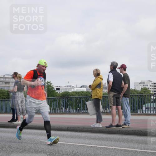 29.06.2025 - hella hamburg halbmarathon Luisa Fischer http://msf.ph/oto/8500983 29.06.2025 10:07:18 Kennedybrücke 1161, 103, 1032, 1161, 1367, 2979, 3488, 4488, 5363, 6706 meine-sportfotos.de