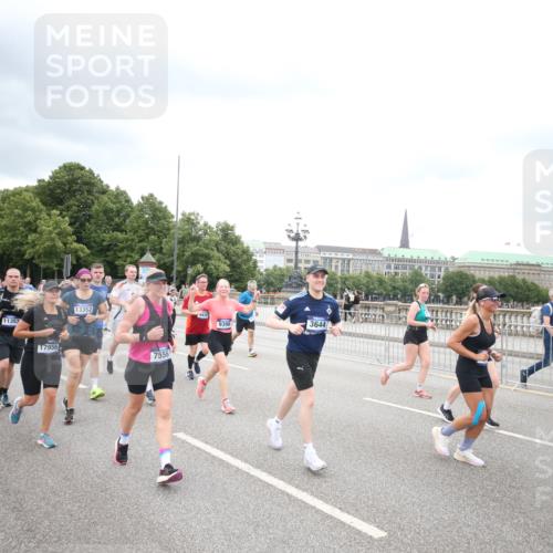 29.06.2025 - hella hamburg halbmarathon Jannik Wohlers http://msf.ph/oto/8500993 29.06.2025 10:57:36 Lombardsbrücke 1388, 2169, 2451, 2900, 3644, 3936, 4429, 5676, 6316, 6337, 7193, 7556, 7977, 7990, 8439, 8440, 8442, 8474, 8512, 8713, 8773, 9180, 9319, 9394, 9398, 9436, 9481, 9832, 10058, 10352, 10380, 10461, 10513, 10560, 10635, 10737, 10912, 11013, 11037, 11193, 11263, 11266, 11267, 11353, 11392, 11615, 11636, 11732, 12122, 13176, 13352, 13358, 13364, 13553, 13804, 14290, 14453, 14507, 14533, 14634, 14685, 15282, 15510, 15552, 15800, 15916, 16082, 16349, 17881 meine-sportfotos.de