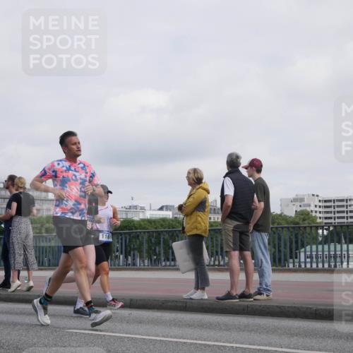 29.06.2025 - hella hamburg halbmarathon Luisa Fischer http://msf.ph/oto/8500994 29.06.2025 10:07:20 Kennedybrücke 108, 1161, 1032, 1161, 1367, 3488, 4488, 5363, 5976, 6706, 6709, 10756 meine-sportfotos.de