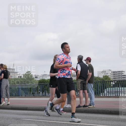 29.06.2025 - hella hamburg halbmarathon Luisa Fischer http://msf.ph/oto/8500998 29.06.2025 10:07:20 Kennedybrücke 3488, 1032, 1161, 1367, 3488, 4488, 5363, 5976, 6706, 6709, 10756 meine-sportfotos.de