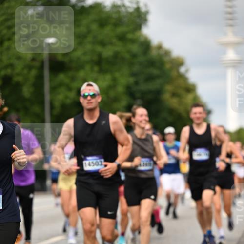 29.06.2025 - hella hamburg halbmarathon Dr. Thomas Lammeyer http://msf.ph/oto/8501001 29.06.2025 10:24:52 Kennedybrücke 1011, 1154, 1471, 2053, 2064, 2101, 2834, 2923, 3781, 3842, 4154, 4166, 4288, 4754, 4869, 5181, 5811, 5812, 6608, 6844, 6951, 7131, 8025, 8113, 8146, 8724, 8738, 8940, 9005, 9011, 9236, 9873, 9981, 10039, 10041, 10350, 10585, 10613, 10647, 10754, 11100, 11145 meine-sportfotos.de