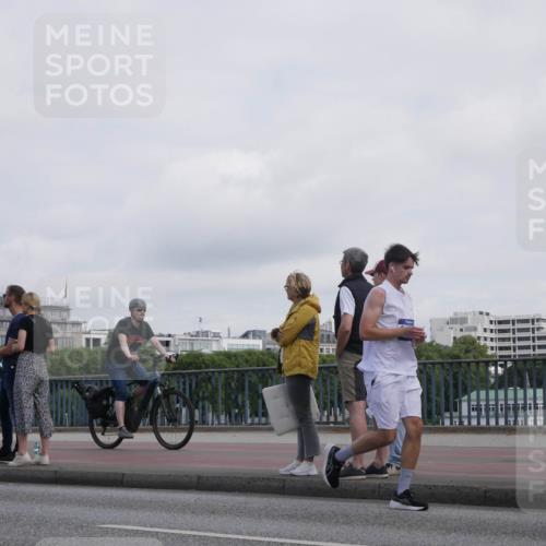 29.06.2025 - hella hamburg halbmarathon Luisa Fischer http://msf.ph/oto/8501022 29.06.2025 10:07:23 Kennedybrücke 1367, 1161, 1367, 1377, 1674, 3488, 4488, 5976, 6706, 6709, 10756 meine-sportfotos.de