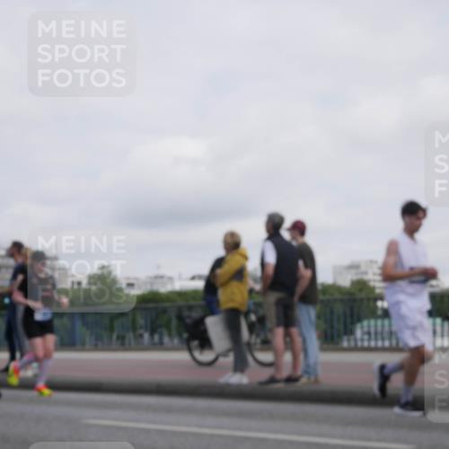 29.06.2025 - hella hamburg halbmarathon Luisa Fischer http://msf.ph/oto/8501026 29.06.2025 10:07:24 Kennedybrücke 1161, 1367, 1377, 1674, 3488, 4488, 5354, 5976, 6706, 6709, 10756 meine-sportfotos.de