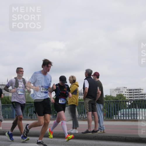 29.06.2025 - hella hamburg halbmarathon Luisa Fischer http://msf.ph/oto/8501035 29.06.2025 10:07:25 Kennedybrücke 17880, 670, 1367, 1367, 1377, 1674, 3413, 3488, 5354, 5365, 5976, 6706, 6709, 10756 meine-sportfotos.de