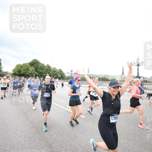 29.06.2025 - hella hamburg halbmarathon Jannik Wohlers http://msf.ph/oto/8501036 29.06.2025 10:57:38 Lombardsbrücke 1388, 2169, 2273, 2275, 2900, 3644, 3936, 4429, 5676, 6316, 6337, 7193, 7556, 7783, 7977, 7990, 8439, 8440, 8441, 8442, 8474, 8512, 8713, 8773, 8888, 9180, 9319, 9398, 9436, 9481, 9832, 10058, 10380, 10560, 10635, 10737, 10912, 11037, 11263, 11266, 11267, 11353, 11392, 11615, 11636, 11732, 12122, 13176, 13218, 13352, 13358, 13364, 13553, 13804, 14290, 14453, 14507, 14533, 14634, 14685, 15282, 15510, 15552, 15800, 15916, 16329, 16349, 17881 meine-sportfotos.de