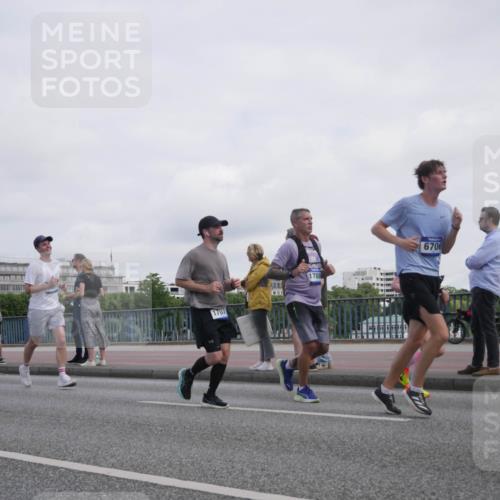 29.06.2025 - hella hamburg halbmarathon Luisa Fischer http://msf.ph/oto/8501040 29.06.2025 10:07:26 Kennedybrücke 1707, 1788, 6706, 1367, 1377, 1674, 3413, 3488, 5354, 5365, 5976, 6706, 6709, 10756 meine-sportfotos.de
