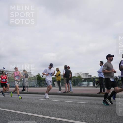 29.06.2025 - hella hamburg halbmarathon Luisa Fischer http://msf.ph/oto/8501050 29.06.2025 10:07:27 Kennedybrücke 1075, 12004, 17437, 13327, 14917, 1707, 1367, 1377, 1674, 3413, 5354, 5365, 5976, 6706, 6709, 10756 meine-sportfotos.de