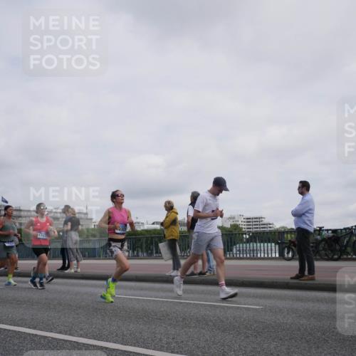 29.06.2025 - hella hamburg halbmarathon Luisa Fischer http://msf.ph/oto/8501052 29.06.2025 10:07:27 Kennedybrücke 1075, 17437, 3327, 1367, 1377, 1674, 3413, 5354, 5365, 5976, 6706, 6709, 10756 meine-sportfotos.de