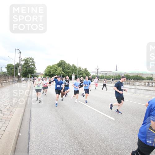 29.06.2025 - hella hamburg halbmarathon Jannik Wohlers http://msf.ph/oto/8501078 29.06.2025 10:57:40 Lombardsbrücke 1388, 2169, 2273, 2275, 3644, 3936, 4429, 5104, 5676, 5782, 6316, 6337, 7262, 7556, 7783, 7977, 7990, 8439, 8440, 8441, 8442, 8512, 8713, 8888, 9180, 9319, 9398, 9436, 9481, 9832, 10058, 10380, 10560, 10635, 10737, 10937, 11037, 11263, 11353, 11392, 11615, 11636, 11732, 12122, 13176, 13218, 13352, 13358, 13364, 13553, 13804, 14453, 14507, 14533, 14634, 14685, 15282, 15510, 15552, 15916, 16329, 16349, 17881 meine-sportfotos.de