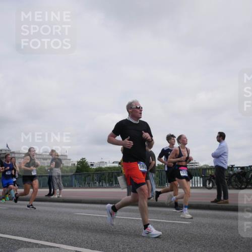29.06.2025 - hella hamburg halbmarathon Luisa Fischer http://msf.ph/oto/8501080 29.06.2025 10:07:30 Kennedybrücke 1674, 1819, 597, 1075, 1377, 1674, 3413, 4904, 5354, 5365, 5976, 6709, 10756 meine-sportfotos.de