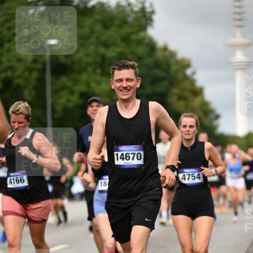 29.06.2025 - hella hamburg halbmarathon Dr. Thomas Lammeyer http://msf.ph/oto/8501086 29.06.2025 10:24:54 Kennedybrücke 1011, 1471, 2053, 2064, 2101, 2834, 2923, 3161, 3781, 3842, 4154, 4166, 4288, 4754, 4869, 5181, 5811, 5812, 6608, 6844, 6951, 7131, 8025, 8113, 8146, 8724, 8738, 8940, 9005, 9011, 9236, 9873, 9981, 10039, 10041, 10350, 10585, 10613, 10647, 10754, 11100, 11145 meine-sportfotos.de