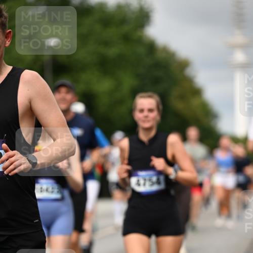 29.06.2025 - hella hamburg halbmarathon Dr. Thomas Lammeyer http://msf.ph/oto/8501122 29.06.2025 10:24:55 Kennedybrücke 1011, 2053, 2064, 2101, 2834, 2923, 3161, 3781, 3842, 4154, 4166, 4288, 4754, 4869, 5181, 5811, 5812, 6608, 6844, 6951, 7131, 8025, 8113, 8146, 8724, 8738, 8940, 9005, 9011, 9236, 9873, 9981, 10039, 10041, 10350, 10585, 10613, 10647, 10754, 11100, 11145 meine-sportfotos.de