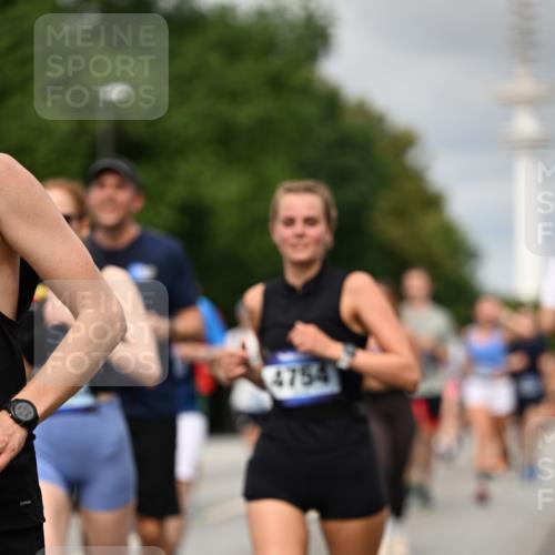 29.06.2025 - hella hamburg halbmarathon Dr. Thomas Lammeyer http://msf.ph/oto/8501127 29.06.2025 10:24:56 Kennedybrücke 1011, 2053, 2064, 2101, 2834, 2923, 2986, 3161, 3781, 3842, 4154, 4166, 4288, 4754, 4869, 5181, 5811, 5812, 6608, 6844, 6951, 7131, 8025, 8113, 8146, 8724, 8738, 8940, 9005, 9011, 9236, 9873, 9981, 10039, 10350, 10585, 10613, 10647, 10754, 11100, 11145 meine-sportfotos.de