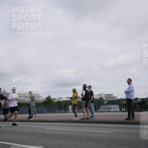 29.06.2025 - hella hamburg halbmarathon Luisa Fischer http://msf.ph/oto/8501128 29.06.2025 10:07:36 Kennedybrücke 17814, 16128, 1377, 1674, 2011, 3413, 4904, 5354, 5365, 10213 meine-sportfotos.de