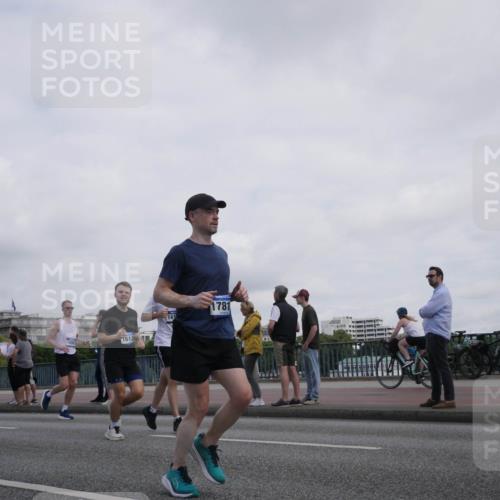 29.06.2025 - hella hamburg halbmarathon Luisa Fischer http://msf.ph/oto/8501136 29.06.2025 10:07:37 Kennedybrücke 16753, 1612, 16, 1781, 2011, 3413, 4904, 5354, 5365, 8217, 10213 meine-sportfotos.de