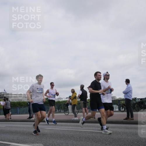 29.06.2025 - hella hamburg halbmarathon Luisa Fischer http://msf.ph/oto/8501141 29.06.2025 10:07:38 Kennedybrücke 582, 16753, 10962, 1614, 2011, 3413, 4146, 4904, 5365, 8217, 10213 meine-sportfotos.de