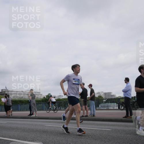 29.06.2025 - hella hamburg halbmarathon Luisa Fischer http://msf.ph/oto/8501143 29.06.2025 10:07:39 Kennedybrücke 11582, 16753, 16145, 2011, 4146, 4904, 6311, 8217, 10213 meine-sportfotos.de