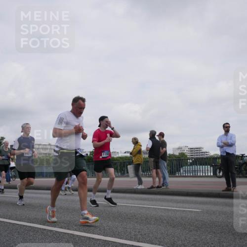 29.06.2025 - hella hamburg halbmarathon Luisa Fischer http://msf.ph/oto/8501157 29.06.2025 10:07:41 Kennedybrücke 213, 11582, 1316, 2011, 4146, 4904, 6311, 8089, 8217, 10213 meine-sportfotos.de