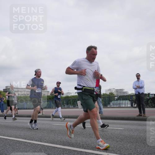 29.06.2025 - hella hamburg halbmarathon Luisa Fischer http://msf.ph/oto/8501160 29.06.2025 10:07:41 Kennedybrücke 10213, 1434, 582, 1316, 2011, 4146, 4904, 6311, 8089, 8217, 10213 meine-sportfotos.de