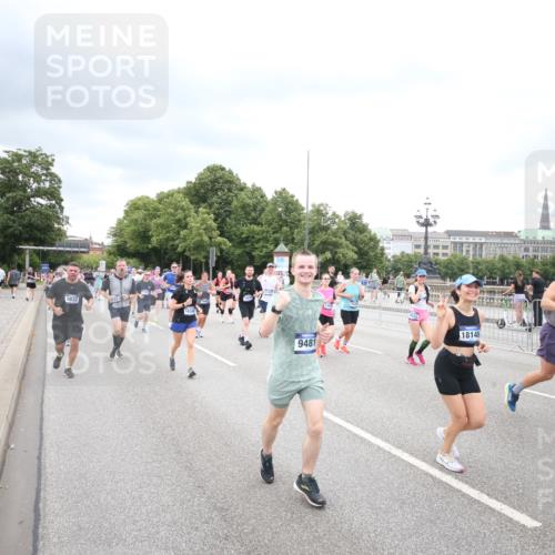 29.06.2025 - hella hamburg halbmarathon Jannik Wohlers http://msf.ph/oto/8501166 29.06.2025 10:57:44 Lombardsbrücke 1001, 1388, 2043, 2169, 2273, 2275, 3644, 3936, 4117, 4429, 5104, 5676, 5782, 6316, 6337, 6825, 7262, 7556, 7664, 7783, 7977, 7990, 8076, 8439, 8440, 8441, 8442, 8512, 8713, 8888, 9180, 9319, 9398, 9436, 9481, 9832, 10058, 10380, 10462, 10560, 10635, 10737, 10937, 11037, 11263, 11353, 11392, 11615, 11636, 11732, 12122, 13218, 13226, 13352, 13358, 13364, 13469, 13553, 13804, 14453, 14507, 14533, 14634, 14685, 15282, 15510, 15552, 15916, 16048, 16329, 16349, 17881 meine-sportfotos.de